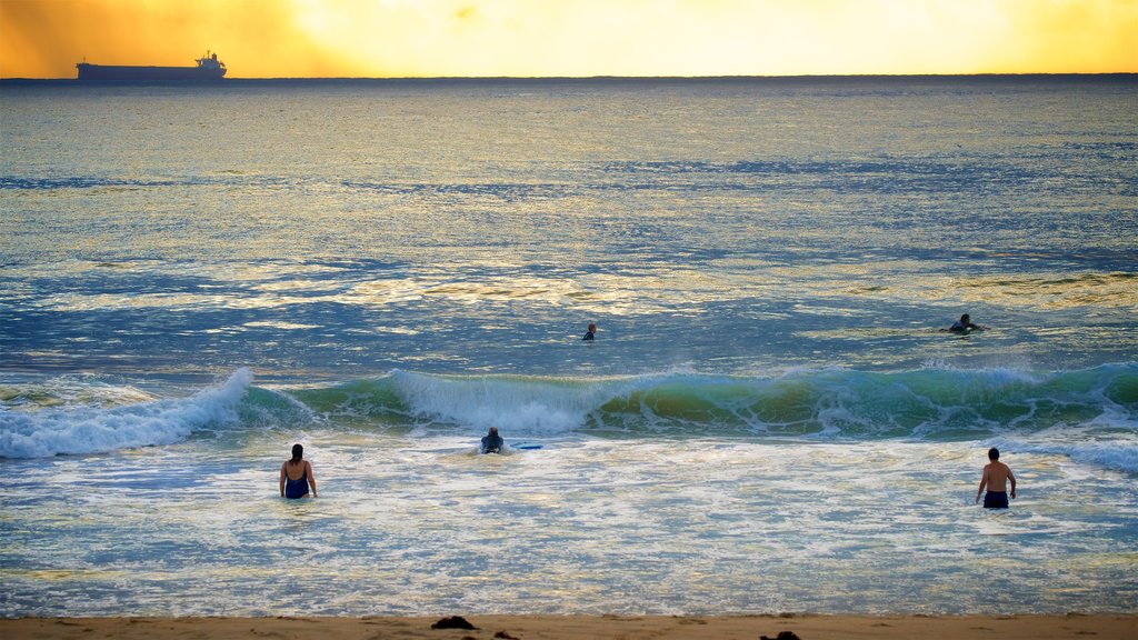 Wollongong North Beach que incluye una puesta de sol, surf y vistas generales de la costa