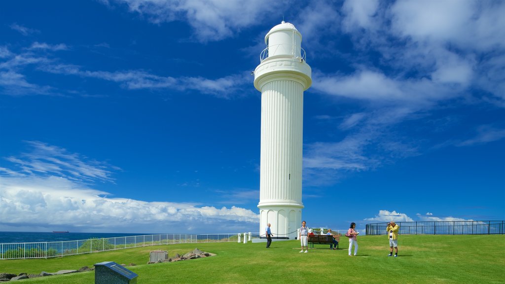 Flagstaff Hill Fort mostrando um farol assim como um pequeno grupo de pessoas