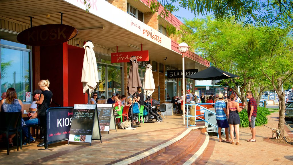 Huskisson mostrando compras assim como um pequeno grupo de pessoas