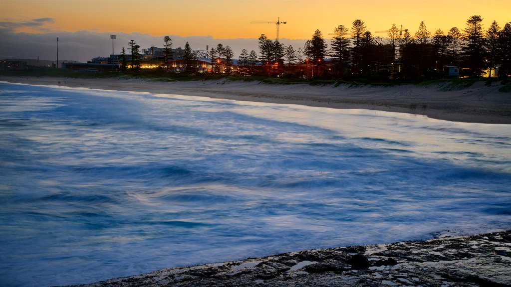 Wollongong South Beach ofreciendo un atardecer y nieve