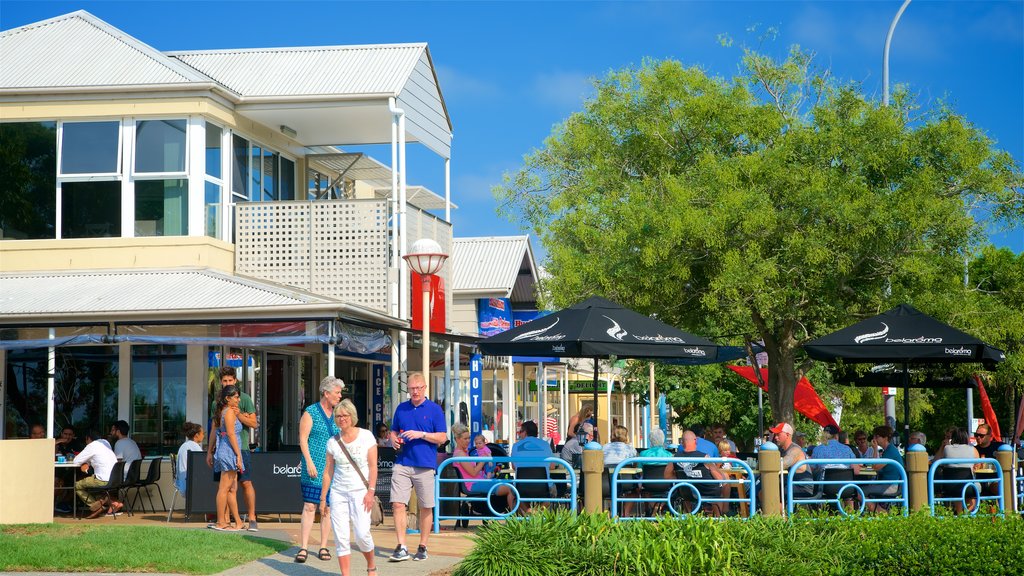 Huskisson showing outdoor eating as well as a large group of people