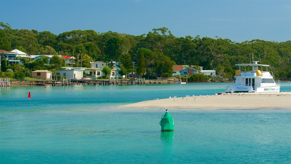 Huskisson showing a sandy beach and boating