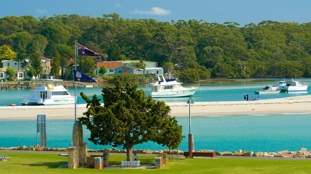 Huskisson que incluye una playa de arena y botes