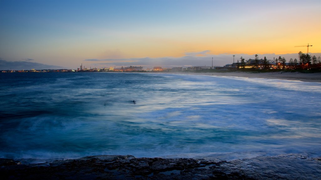 Wollongong South Beach que incluye una puesta de sol y nieve