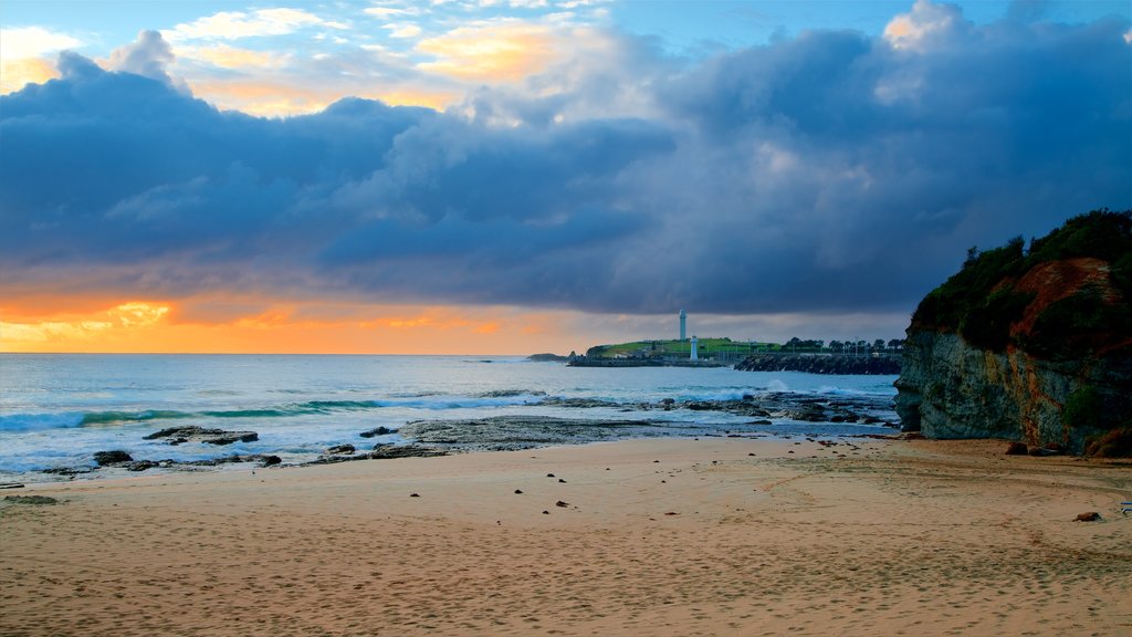 Wollongong Beach caracterizando um pôr do sol, paisagens litorâneas e uma praia