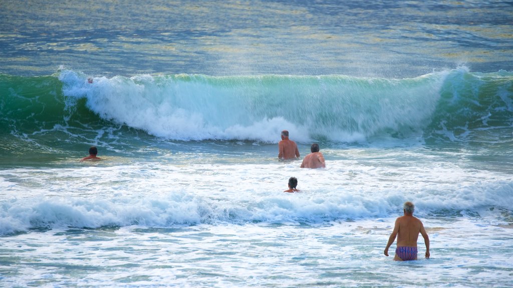 Wollongong North Beach johon kuuluu uinti, hiekkaranta ja yleiset rantanäkymät