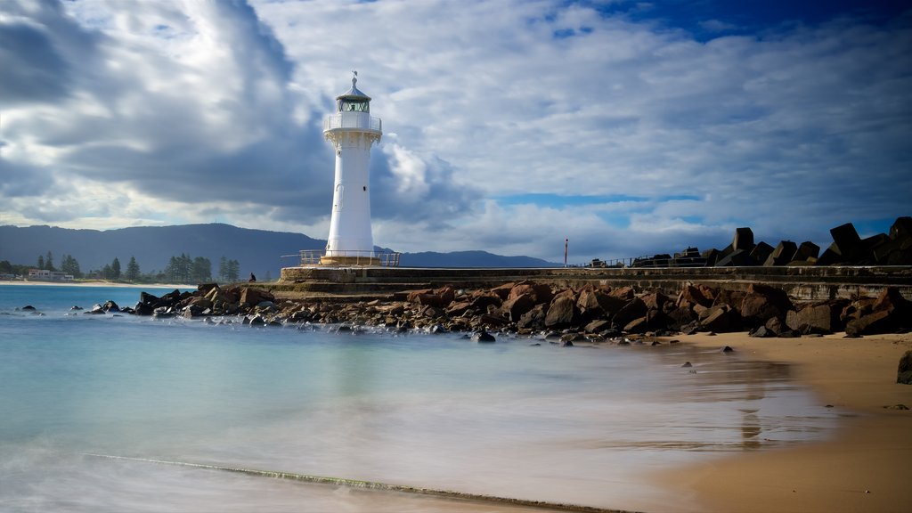 Flagstaff Hill Fort showing a lighthouse and a sandy beach