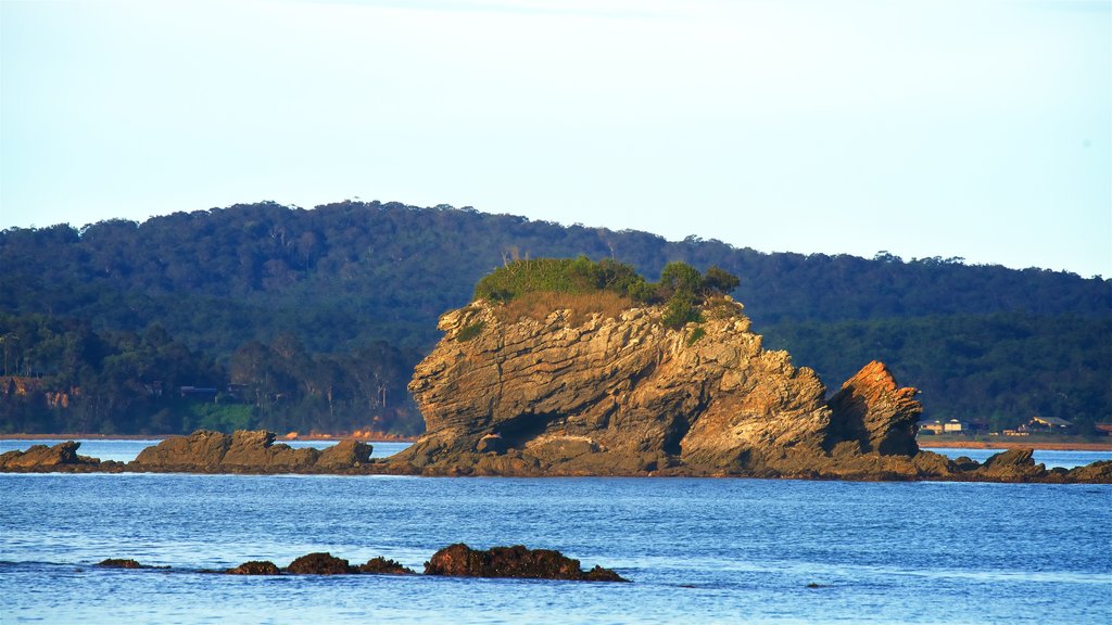 Caseys Beach caracterizando litoral acidentado