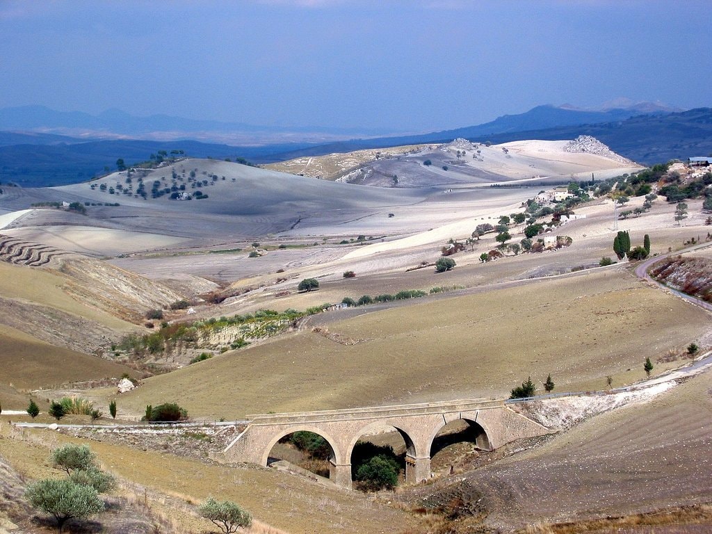1440px-Countryside_between_Caltagirone_and_Piazza_Armerina__Sicily__Italy.jpg?1583829232