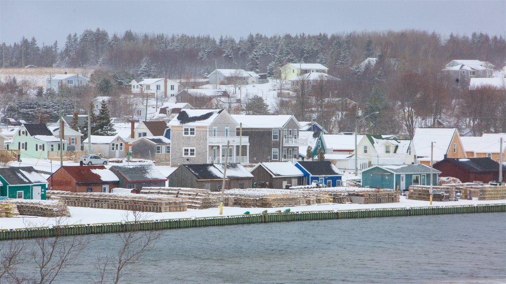 North Rustico ofreciendo una pequeña ciudad o pueblo y nieve