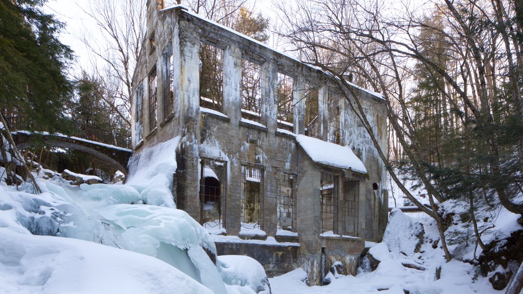 Parc de la Gatineau montrant neige et éléments du patrimoine