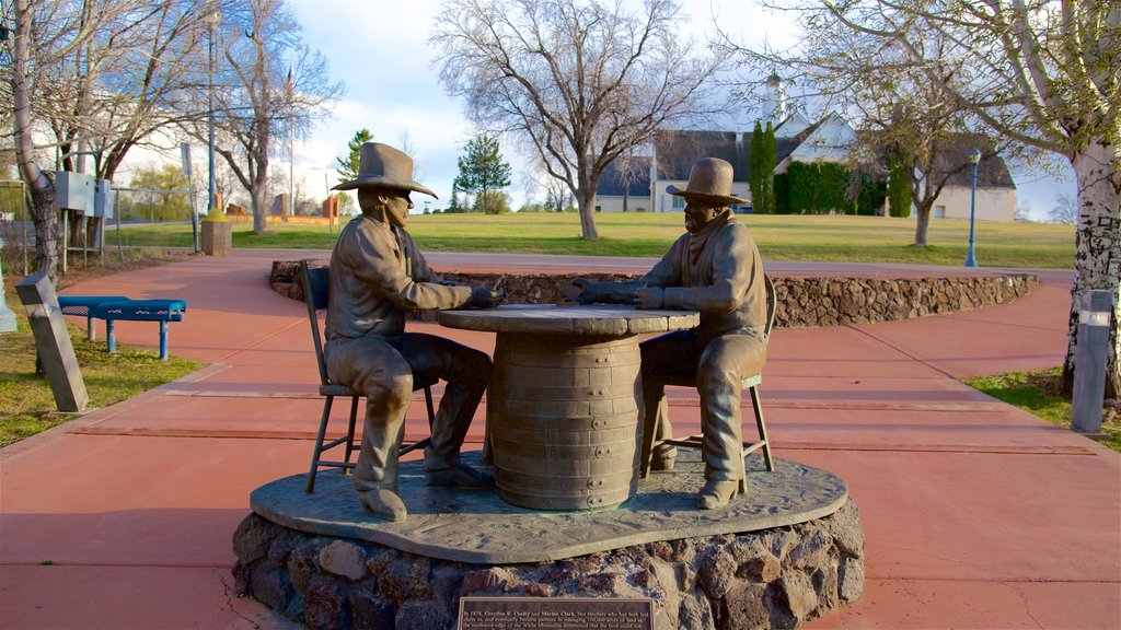 Show Low que incluye una estatua o escultura