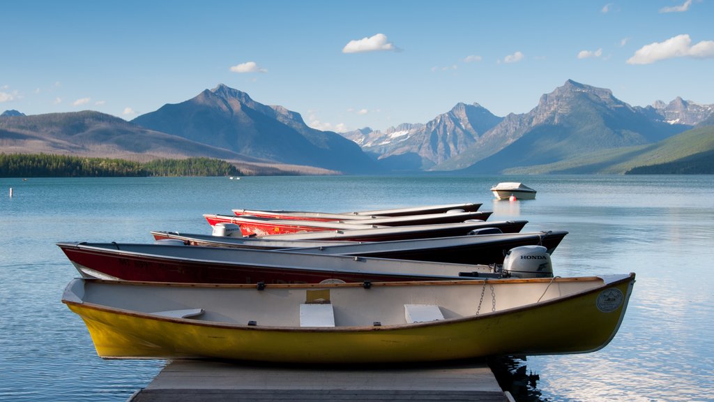 Bigfork que incluye montañas, kayaks o canoas y un lago o espejo de agua