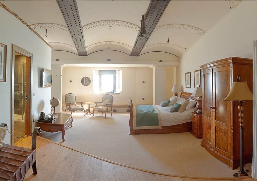 amplio-dormitorio-del-spitbank-fort-decoracion-clasica.jpg?1586940783