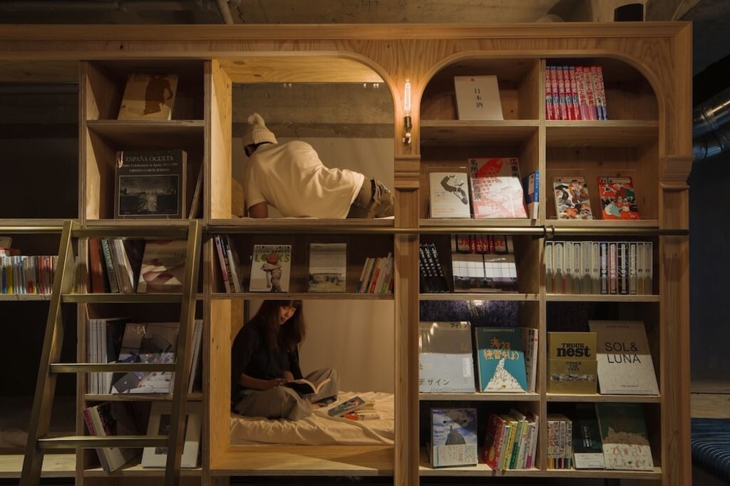 book-and-bed-hotel-dos-personas-en-una-habitaci%C3%B3n-llena-de-libros-en-estantes.jpg?1586948725