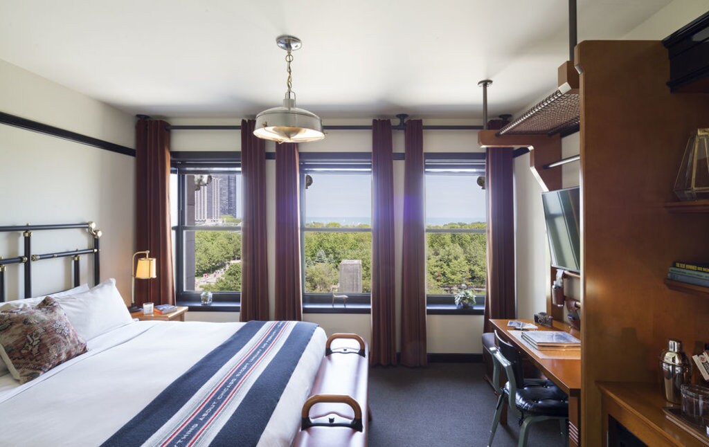 habitacion-hotel-cama-escritorio-tres-ventanas.jpg?1586949800