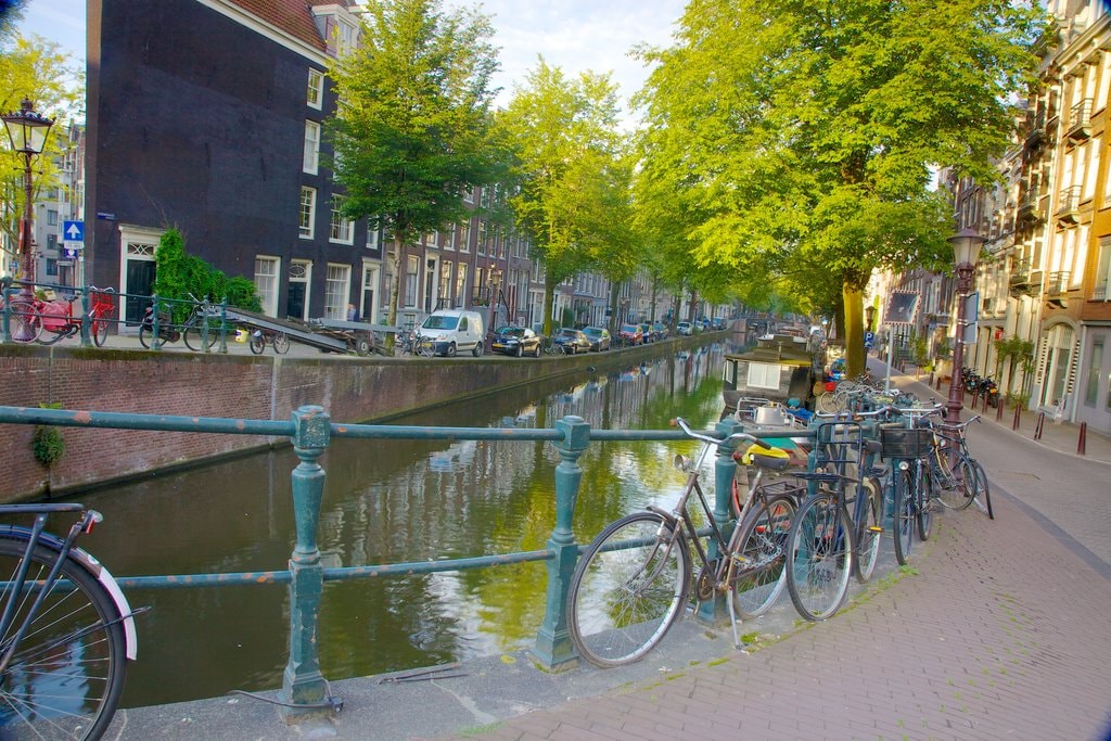 bicicletas-aparcadas-junto-a-un-canal-amsterdam.jpg?1587110452