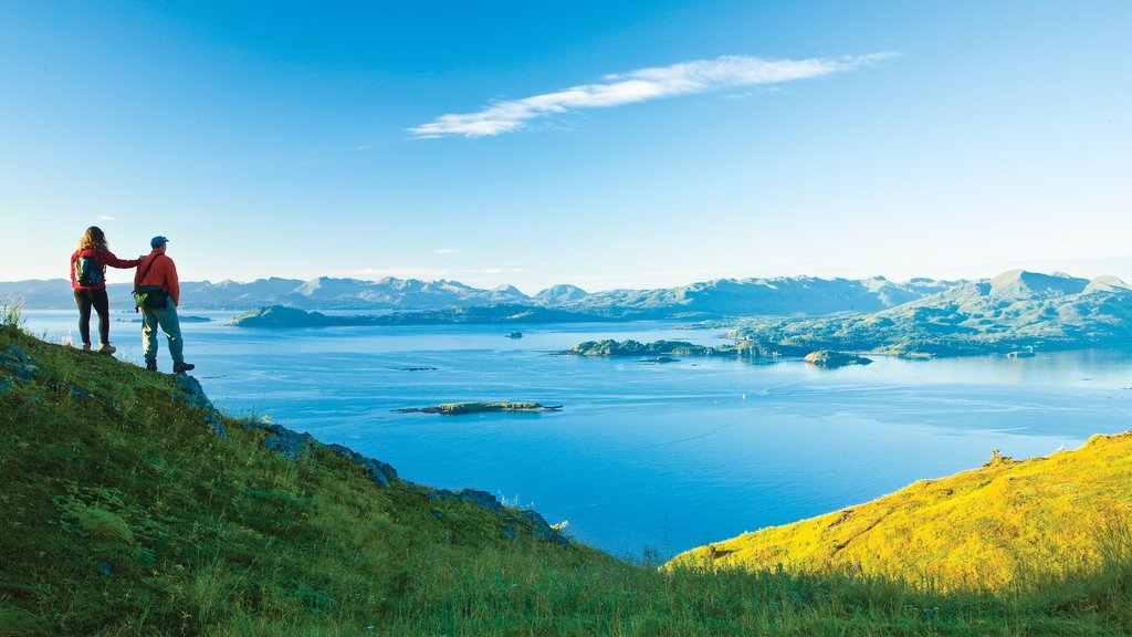 Kodiak Island mostrando montanhas e um lago ou charco assim como um casal