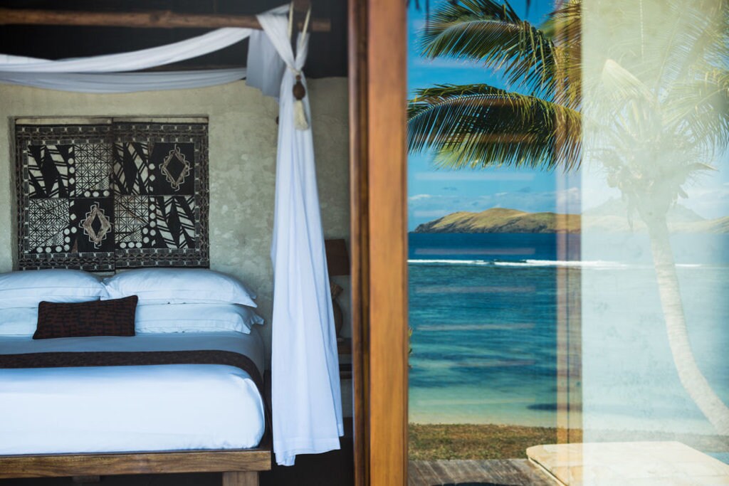 cama-con-dosel-ventana-refleja-palmera-y-playa.jpg?1587460809