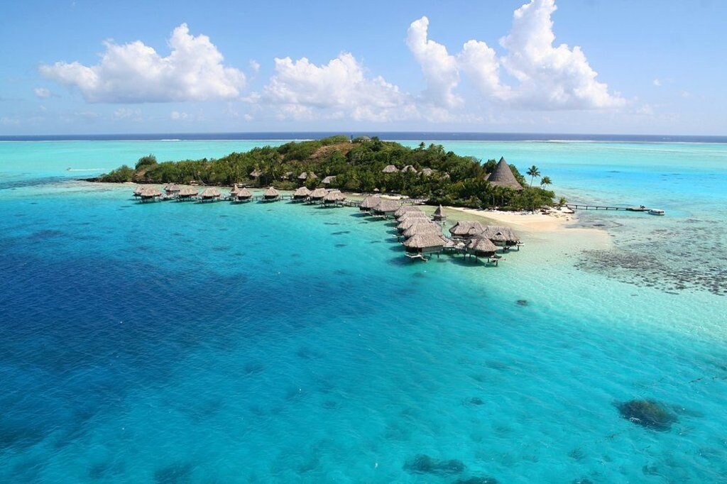 isla-caba%C3%B1as-sobre-el-agua-turquesa.jpg?1587460977