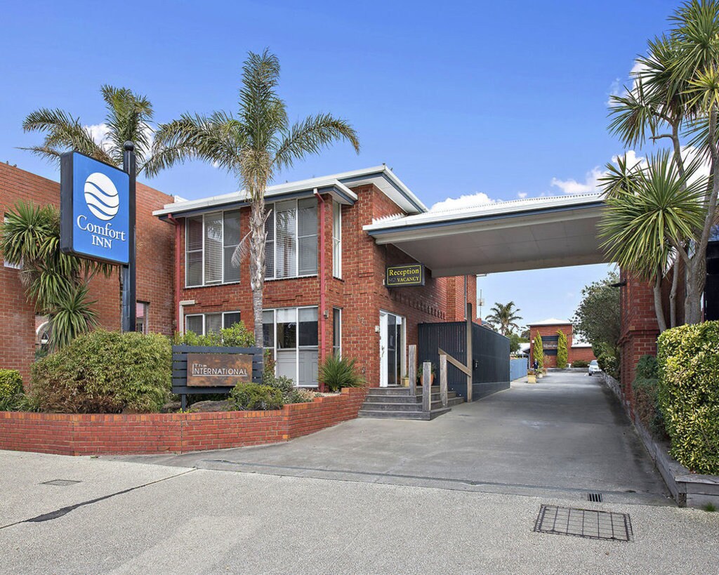 fachada-edificio-ladrillo-rojo-comfort-inn-the-international-australia.jpg?1587462114