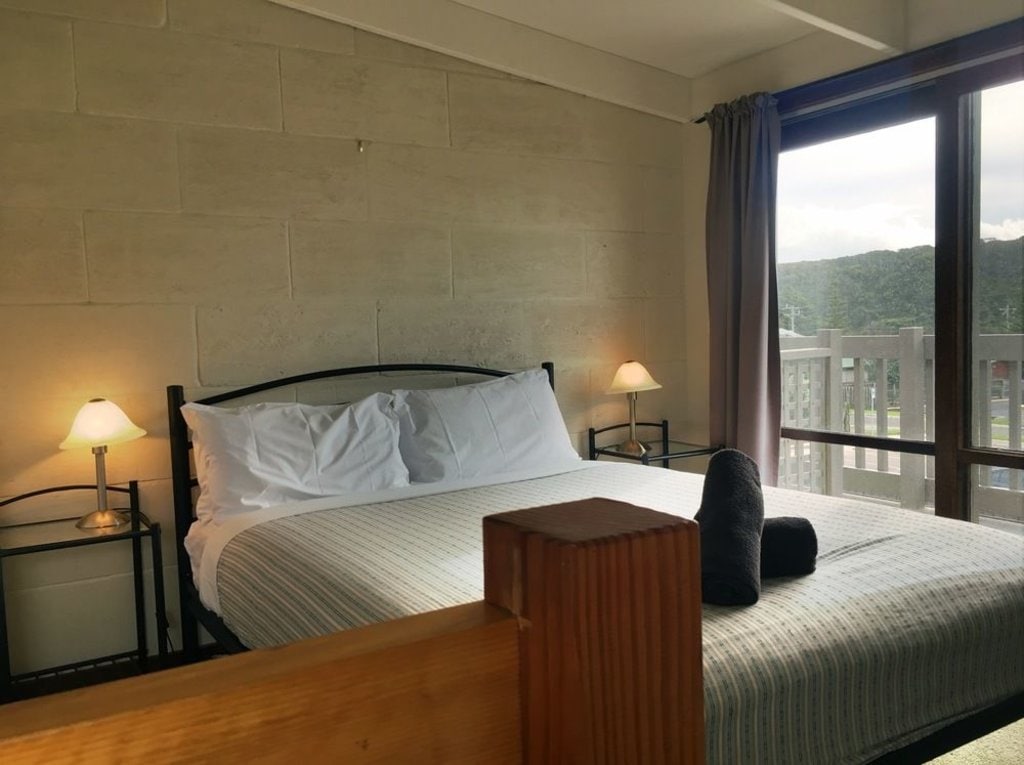 cama-doble-habitaci%C3%B3n-hotel-balcon-a-la-derecha-vistas-montana.jpg?1587462261
