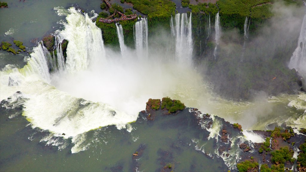 Mesopotamia ofreciendo una cascada y un río o arroyo