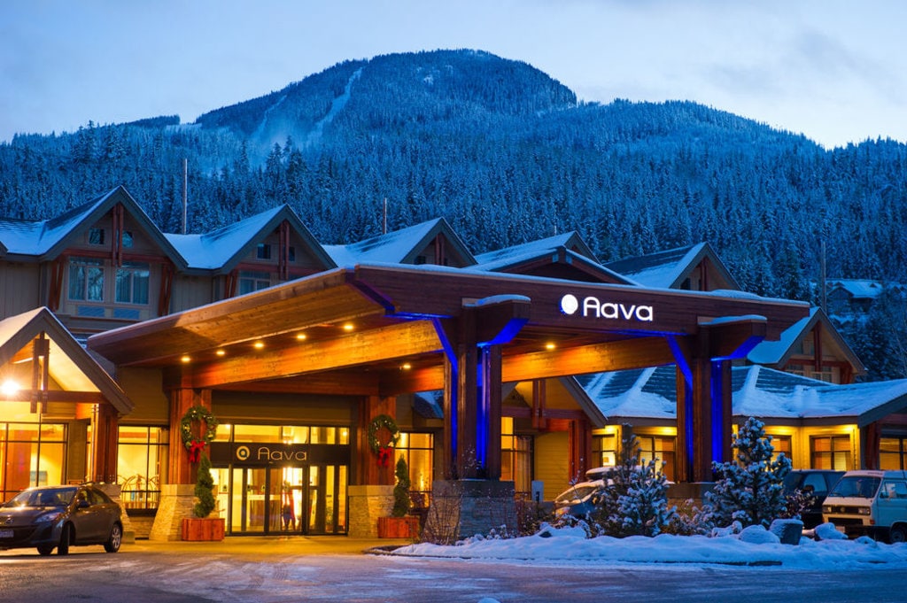 entrada-hotel-aava-canada-monta%C3%B1as-nevadas-al-fondo.jpg?1587474494