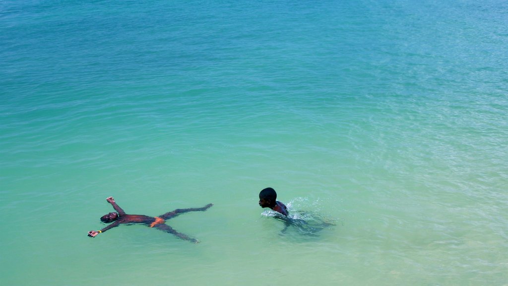 Trinidad e Tobago que inclui natação e paisagens litorâneas assim como crianças