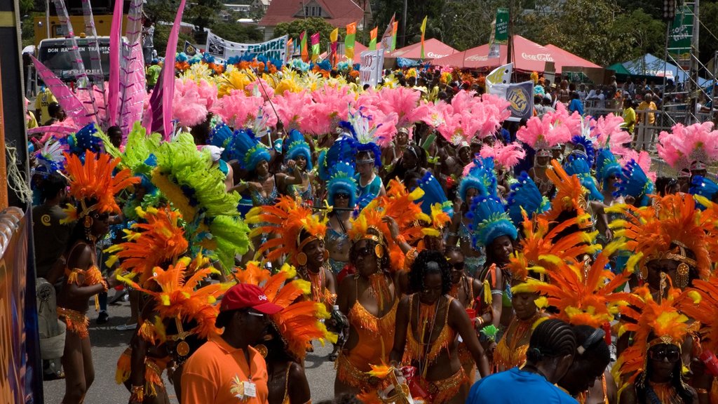 Trinidad y Tobago mostrando un festival y también un gran grupo de personas