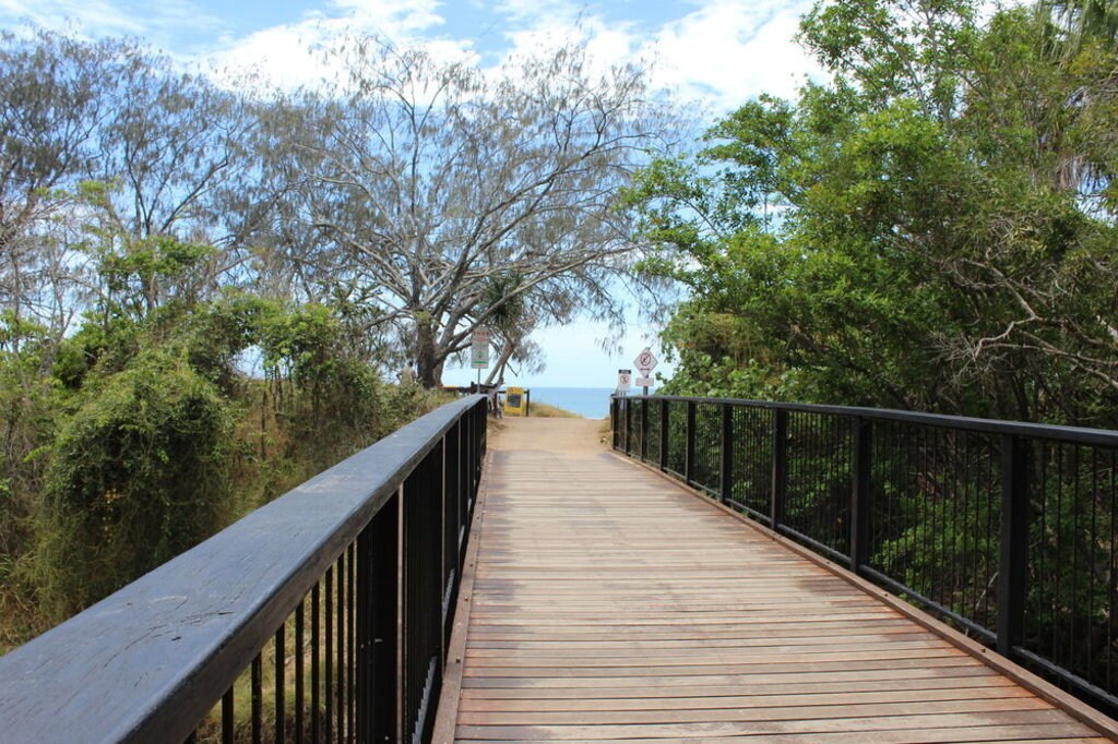 puente-con-barandillas-de-hierro-hasta-la-playa.jpg?1587479392