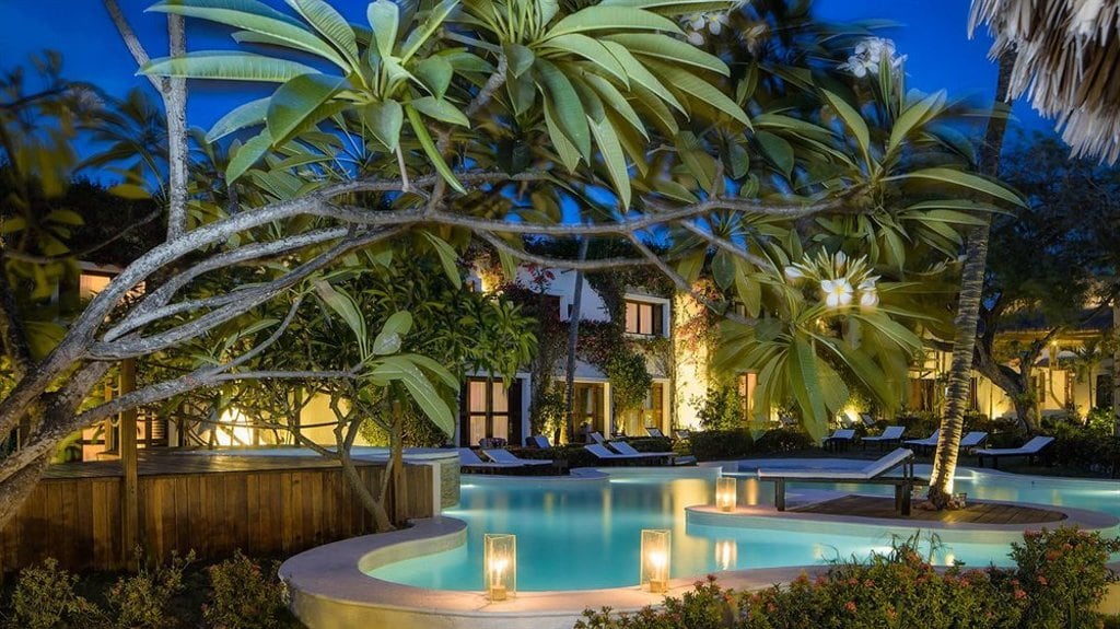 piscina-de-noche-con-velas-rodeada-de-vegetacion-fachada-hotel-ca%C3%B1as.jpg?1587484560
