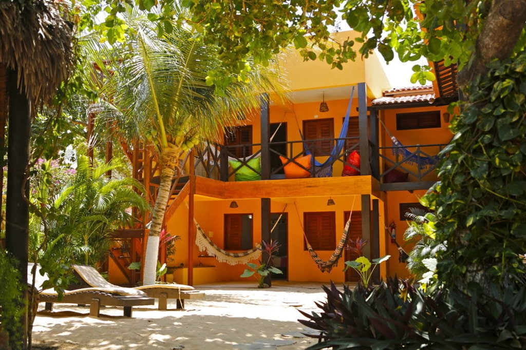 dos-tmbonas-en-patio-rodeado-de-naturaleza-fachada-edificio-naranja.jpg?1587484670