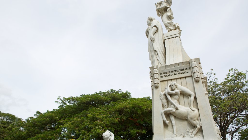 Managua showing a statue or sculpture