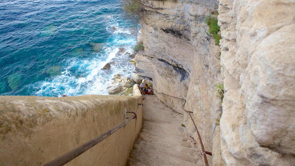 Escalier du Roi d\'Aragon que inclui litoral rochoso e escalada ou caminhada assim como uma família