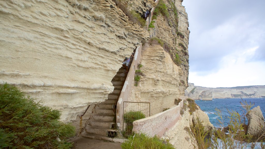 Escalier du Roi d\'Aragon welches beinhaltet schroffe Küste