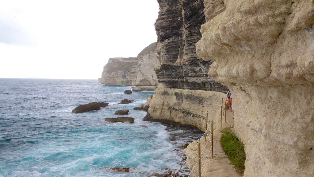 Escalier du Roi d\'Aragon que inclui litoral rochoso