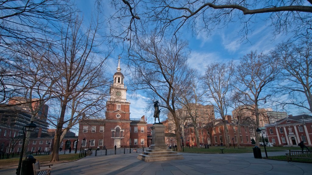 Independence National Historical Park que incluye jardín y elementos patrimoniales