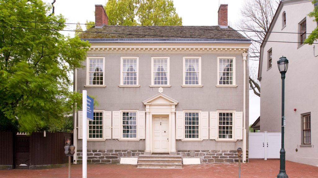 Independence National Historical Park showing heritage elements and a house