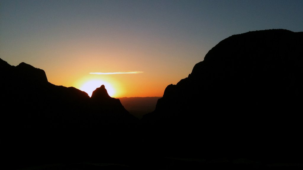 Parque Nacional Big Bend ofreciendo un atardecer y montañas