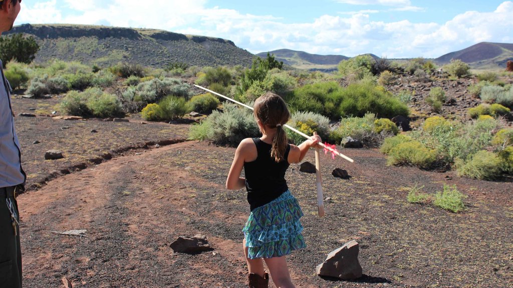 Wupatki National Monument mettant en vedette paysages paisibles aussi bien que un enfant seul