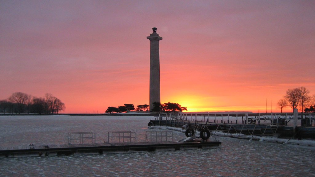 Perry\'s Victory and International Peace Memorial mostrando una puesta de sol y un río o arroyo