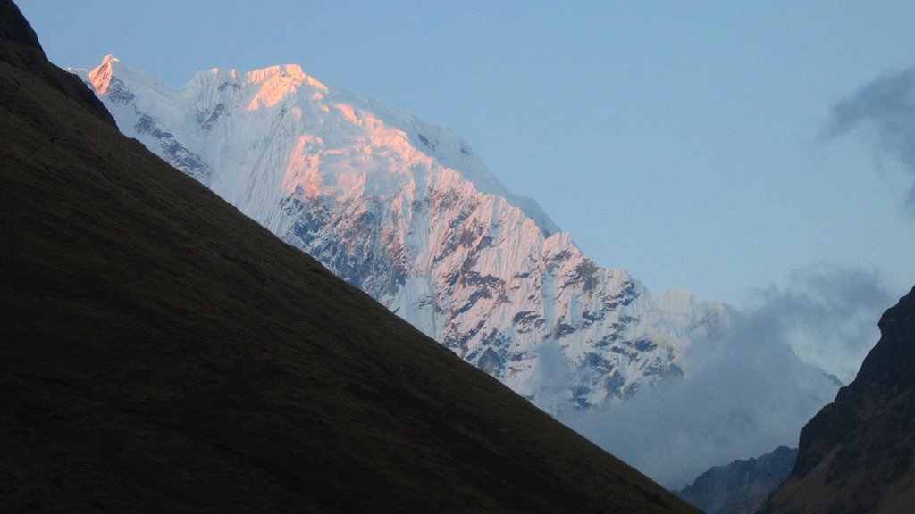 Altiplano peruano mostrando nieve y montañas