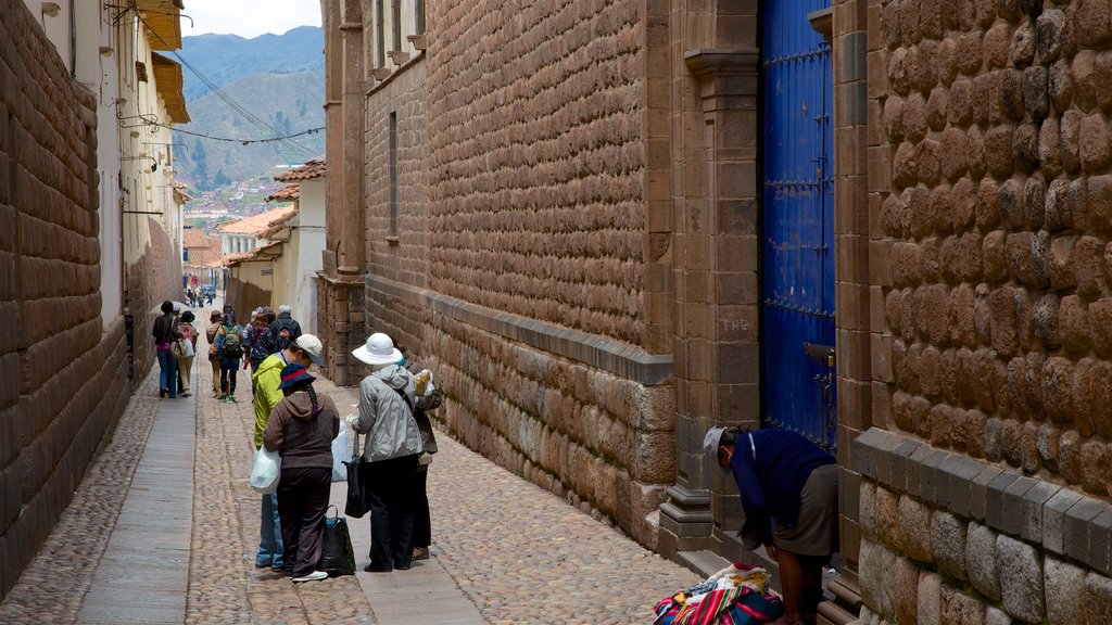 Plaza de Armas aussi bien que petit groupe de personnes