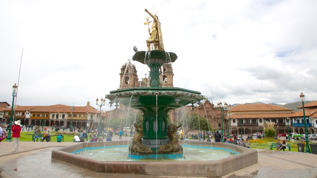 Plaza de Armas som inkluderar historiska element, en fontän och en trädgård