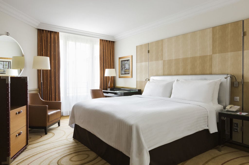cama-doble-hotel-butaca-escritorio-cortinas-al-fondo.jpg?1587564427
