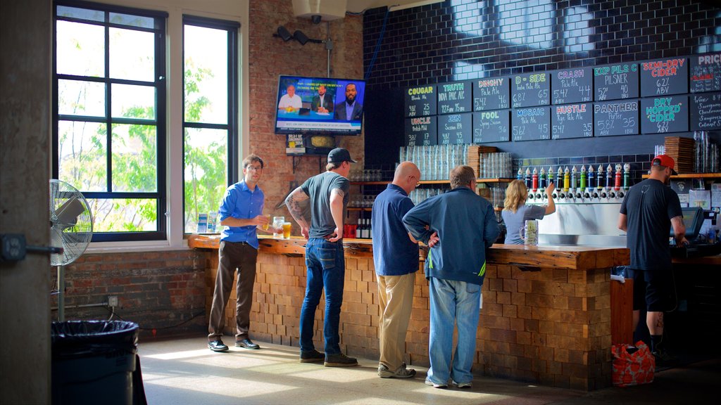 Cincinnati inclusief interieur en een bar en ook een klein groepje mensen