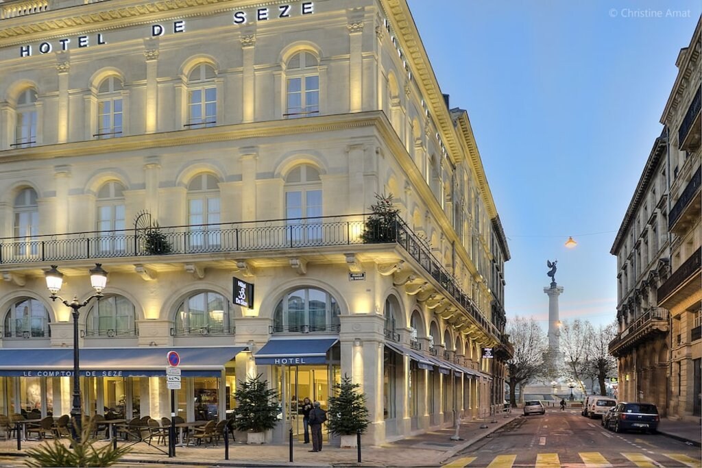 edificio-blanco-haciendo-esquina-perspectiva-calle-con-monumento-al-fondo.jpg?1587565026