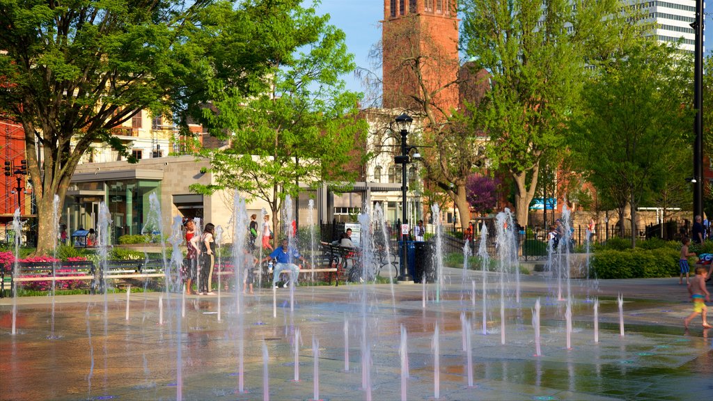 Parque Washington que incluye una fuente y una plaza