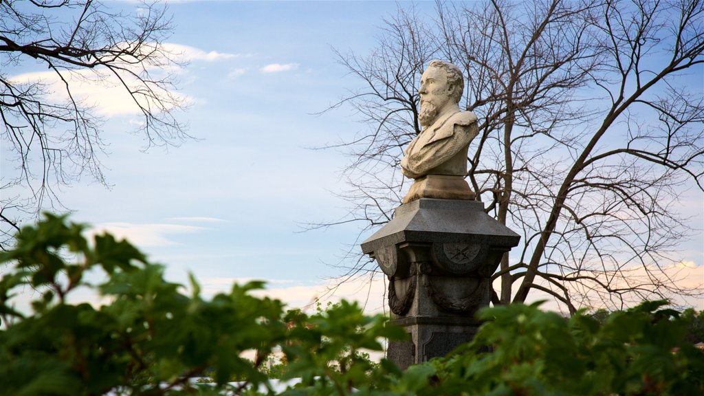 Parque Washington ofreciendo una estatua o escultura